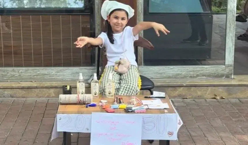 Japonya'ya gitmek için oyuncaklarını satıyor