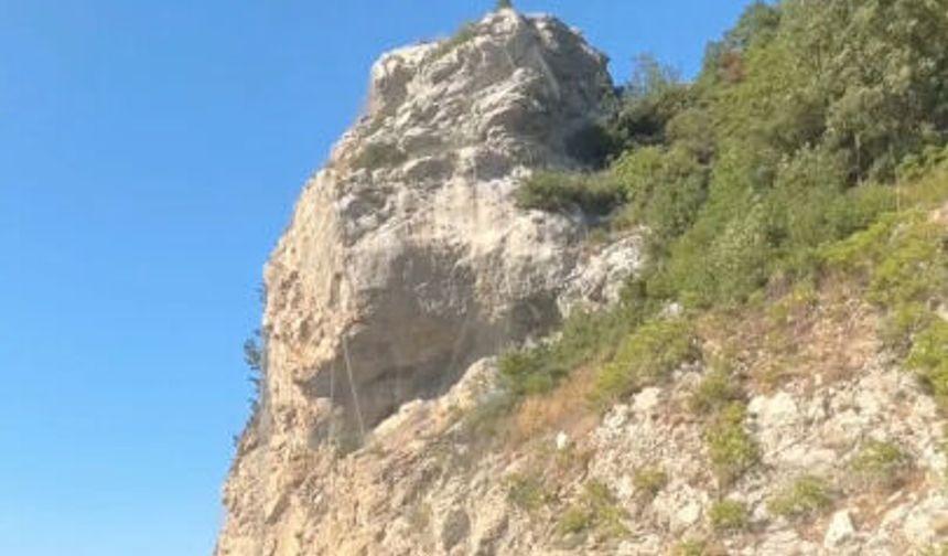 Bursa Orhaneli yolundaki dev kaya tehlike saçıyor