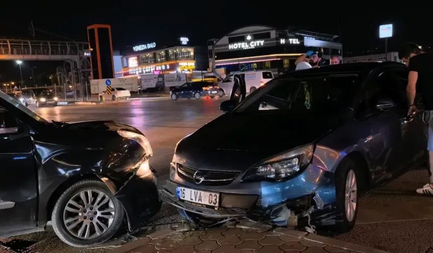 Bursa'da ışıklı kavşakta zincirleme kaza! 5 kişi yaralandı