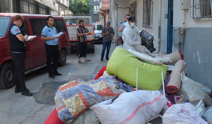 Bursa'daki o adreste skandal görüntü! Ekipler 5 ton çöpü böyle tahliye etti