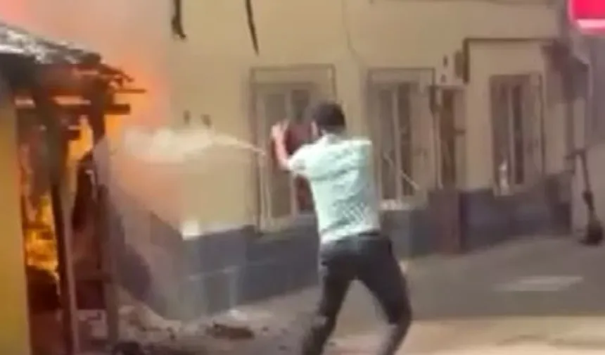 Bursa’da ev alevlere teslim oldu! Vatandaşlar yangın tüpleriyle müdahale etti