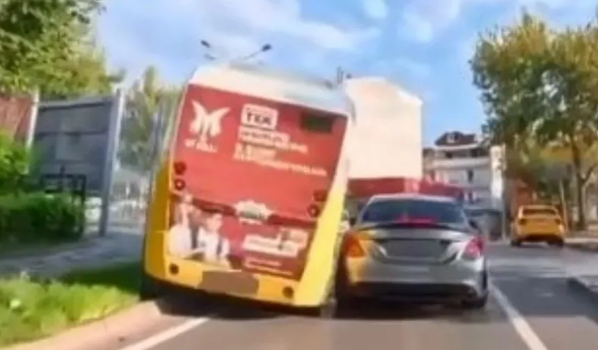 Bursa’da minibüs kontrolden çıktı! Elektrik direğine böyle çarptı