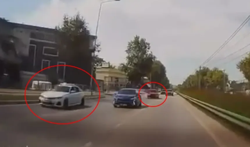 Bursa'da otoyolda tehlikeli yarış kazayla bitti! İki otomobil böyle çarpıştı