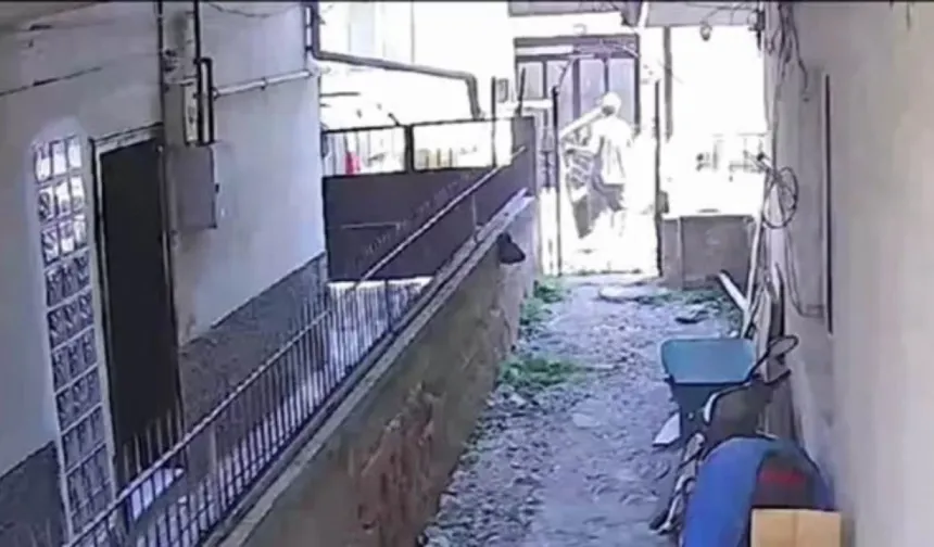 Bursa'da hurdacının kapı planı kamerada! Motosikletleri görünce...