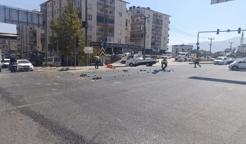 Bursa'da yola saçılan şeftaliler kaza getirdi