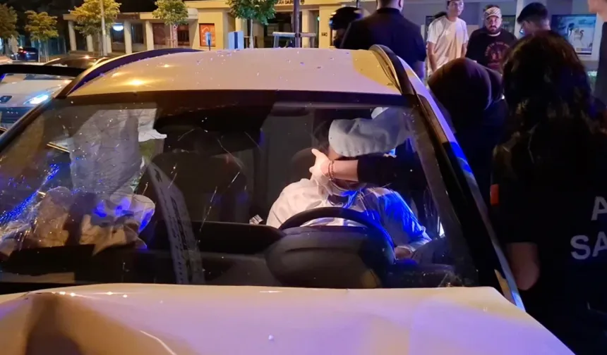 Bursa’da otomobil direğe saplandı! Araçta sıkışan sürücü hastaneye kaldırıldı
