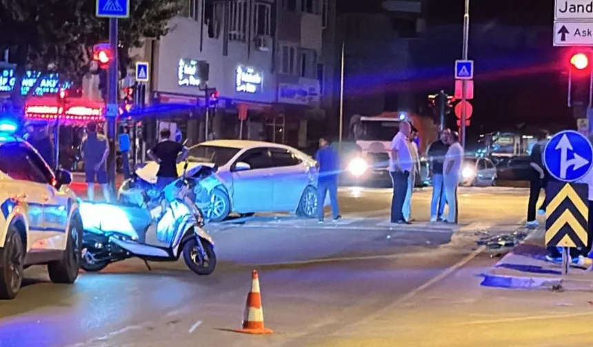 Bursa’da kavşakta feci çarpışma! İki araç savruldu, 9 kişi yaralandı