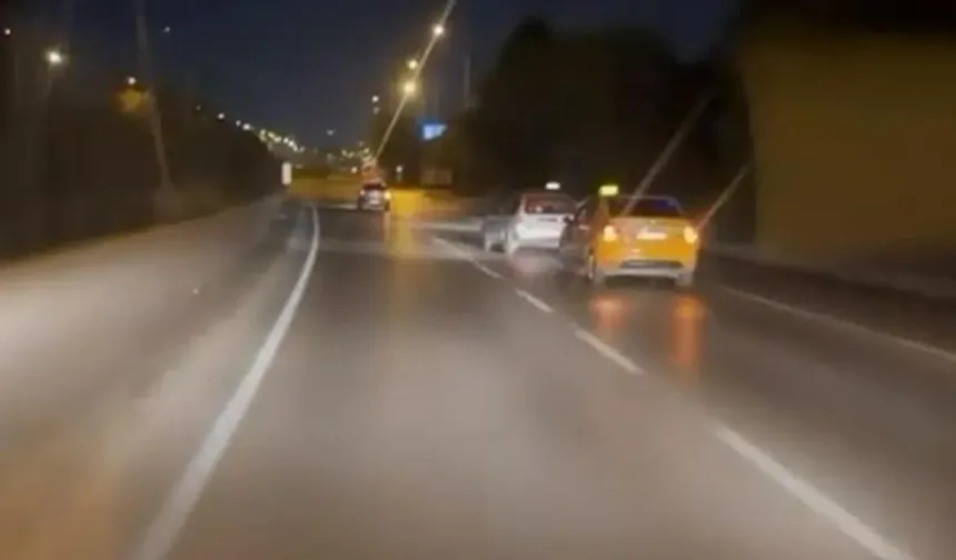 Bursa’da trafikte korkutan görüntü! İki taksi bir aracı adeta kıskaca aldı