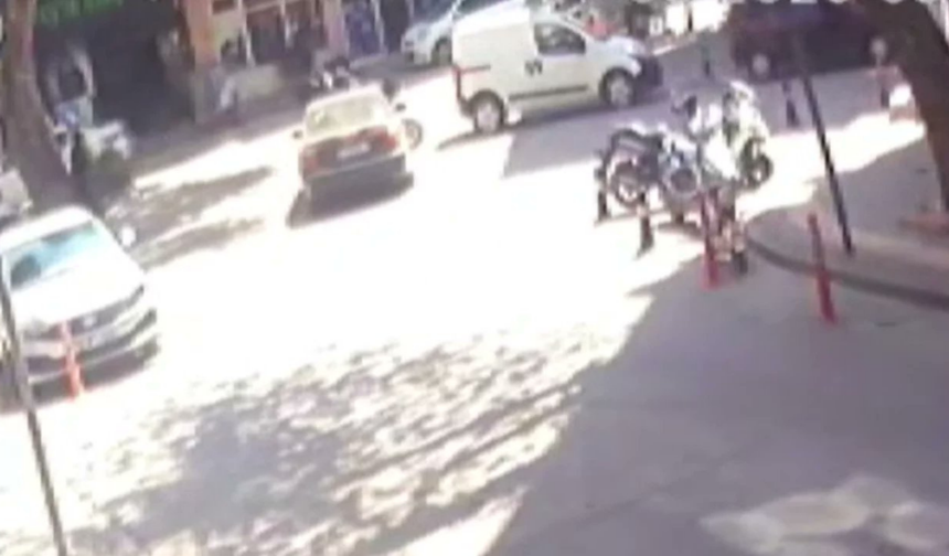 Bursa'da motosiklet kazası kamerada! Çarpışmanın etkisiyle yere savruldu