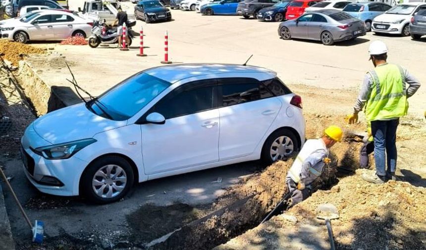 Bursa’da ilginç görüntü! Otomobili kaldıramayınca çevresini kazdılar