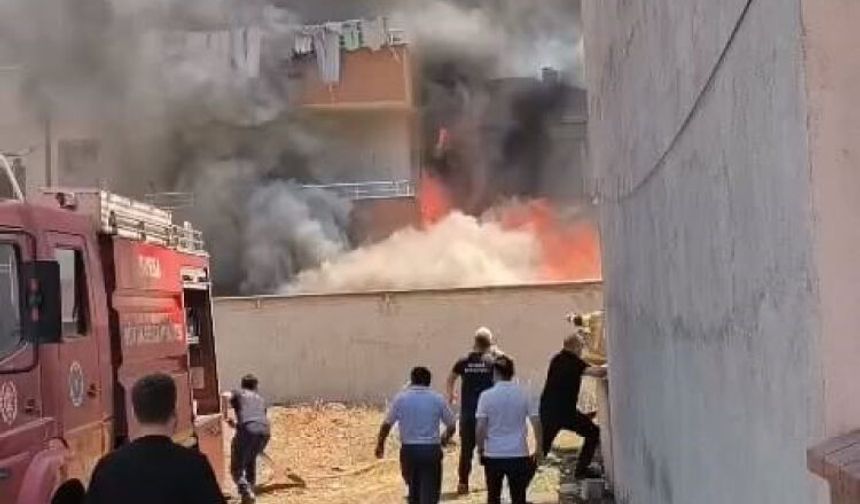 Bursa’da 3 katlı apartmanda yangın! Depoda başlayan alevler binaya sıçradı