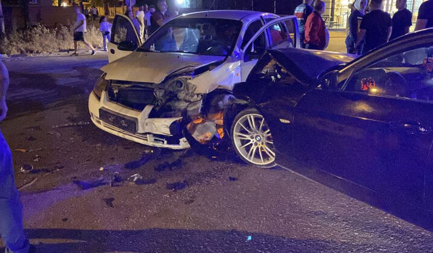 Bursa’da iki otomobil kafa kafaya çarpıştı! 2 sürücü yaralandı