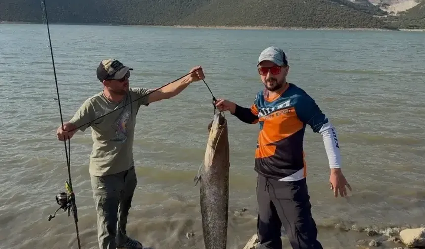 Bursa’da turna beklerken oltaya 13 kiloluk dev yayın balığı takıldı!