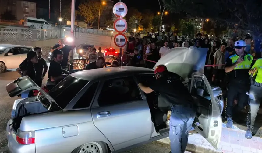 Bursa’da kontrolden çıkan otomobil alt geçide savruldu! Sürücü araçta sıkıştı
