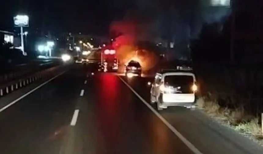 Bursa Gemlik yolunda seyir halindeki otomobil alevlere teslim oldu! O anlar kamerada