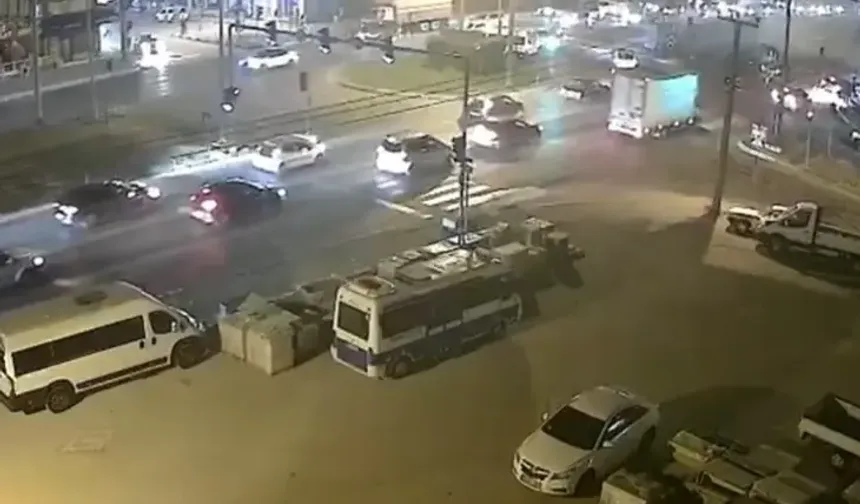 Bursa’da saniyelerle gelen kurtuluş! Otomobilin çarptığı anlarda yayalar böyle kaçtı
