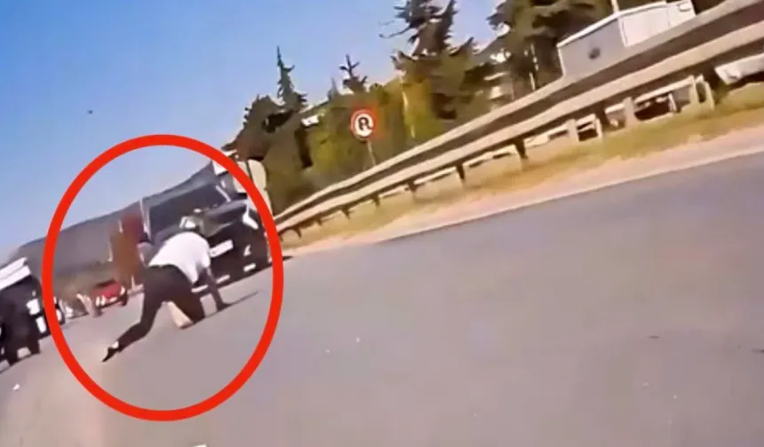 Bursa'da korkutan kaza! Motosiklet tırın tekerlerine savruldu