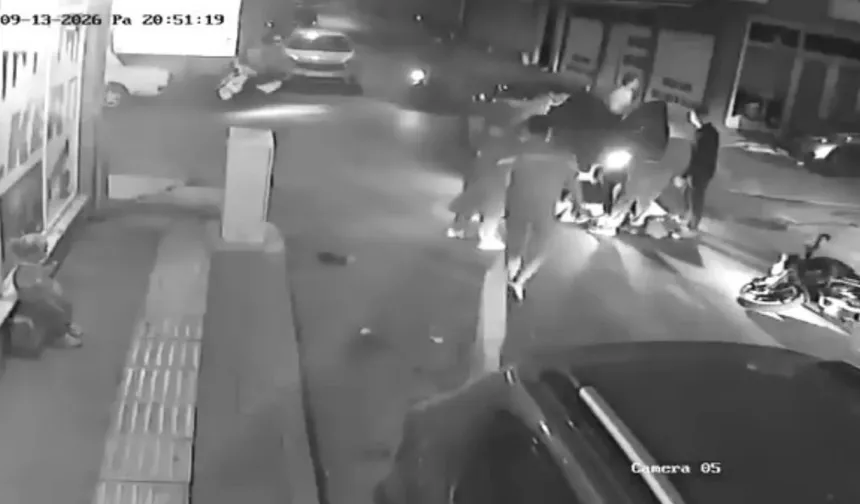 Bursa'da feci çarpışma! 2 kişinin yola savrulduğu anlar kamerada