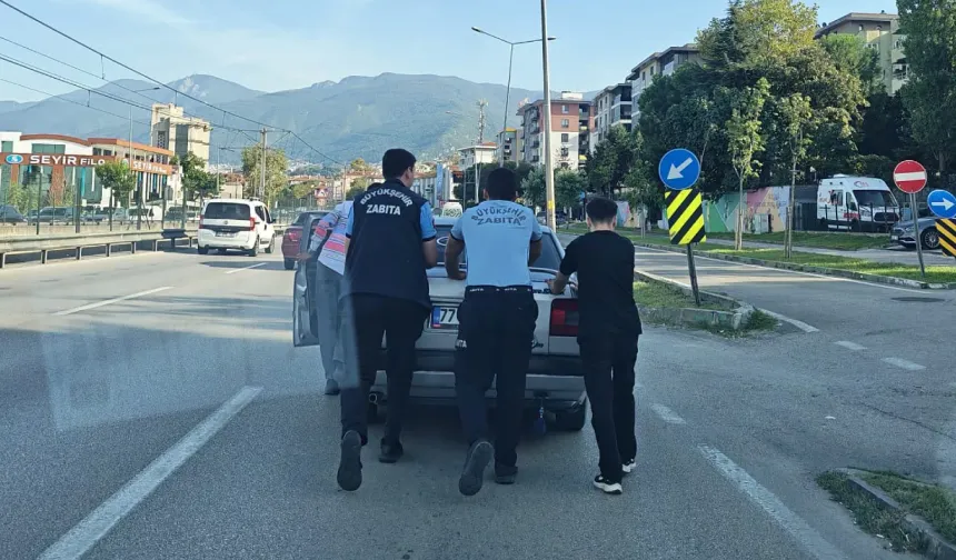 Bursa’da yakıtı biten sürücüye zabıta desteği! Aracı 2 kilometre ittiler