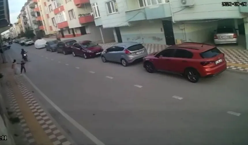 Bursa'da yola fırlayan çocuğa motosiklet çarptı! O anlar kamerada