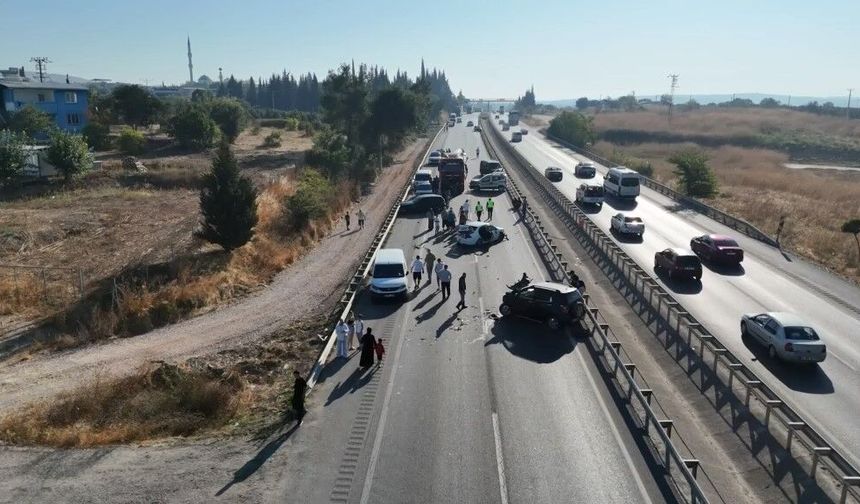 Bursa-İzmir yolunda tırdan dökülen mazot kazaya neden oldu