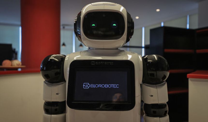 Bursa'da görenleri şaşırtan görev! Yerli robot danışma görevlisi oldu