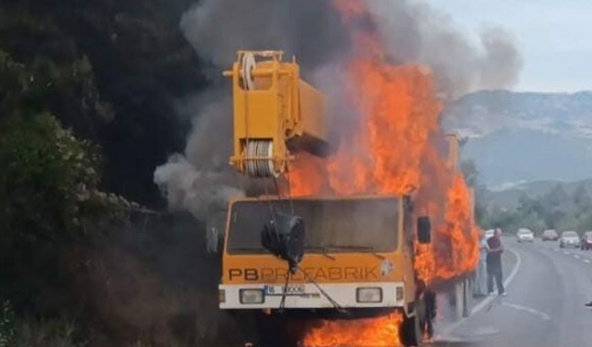 Bursa’da seyir halindeki iş makinesi alev alev yandı