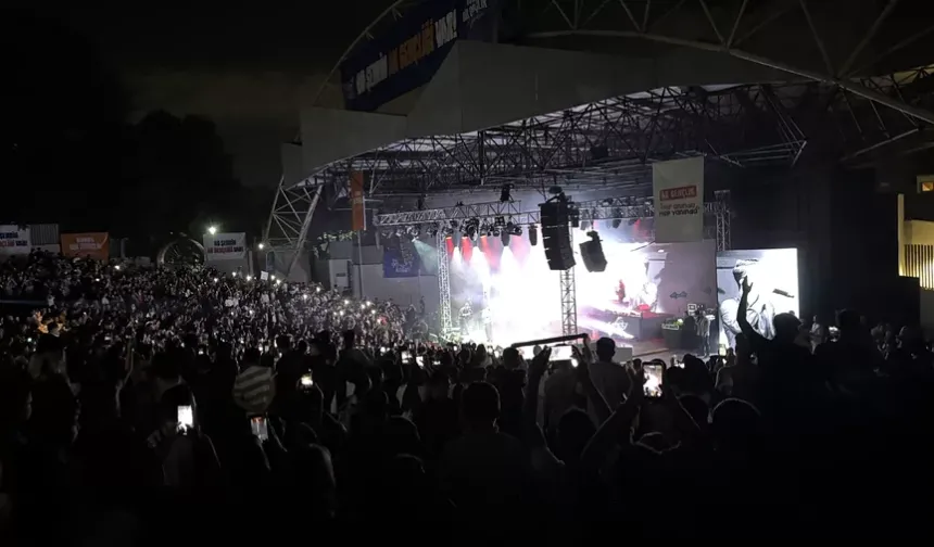 Bursa’da Kültürpark’ı gençler doldurdu! Poizi’den unutulmaz performans