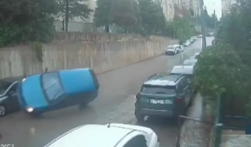 Bursa'da kontrolden çıkan otomobil 3 araca çarptı! O anlar kamerada