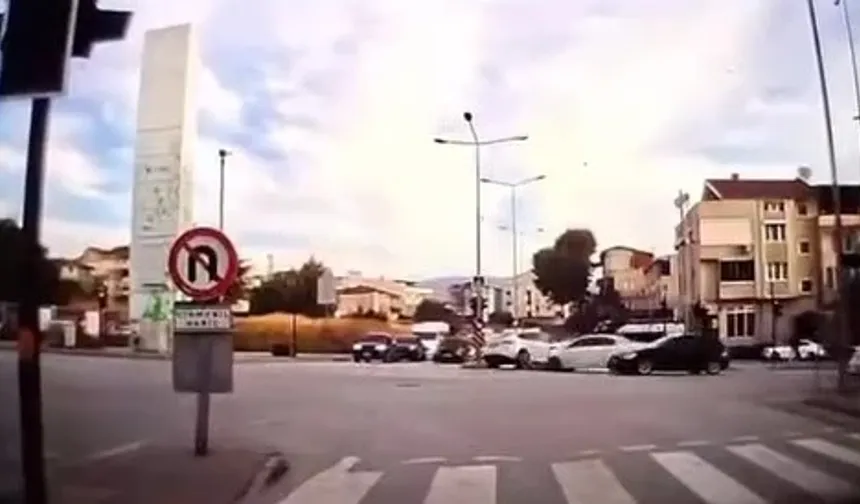 Bursa’da hatalı dönüş kazaya neden oldu! O anlar kamerada