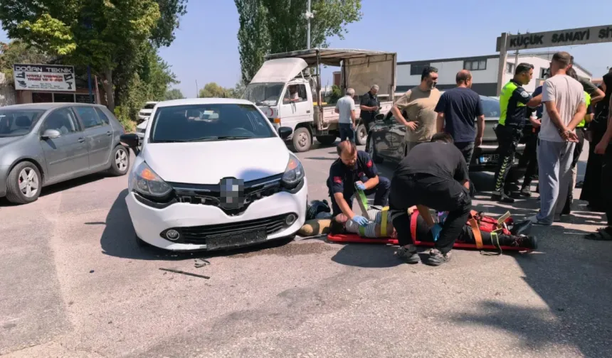 Bursa’da iki otomobilin arasında kalan motosiklet sürücüsü yaralandı