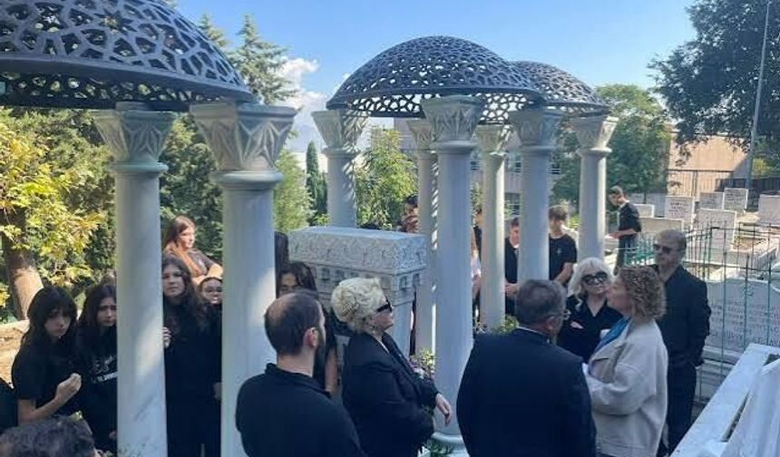 Zeki Müren’in 30’uncu ölüm yıl dönümünde Bursa’da duygu dolu anlar