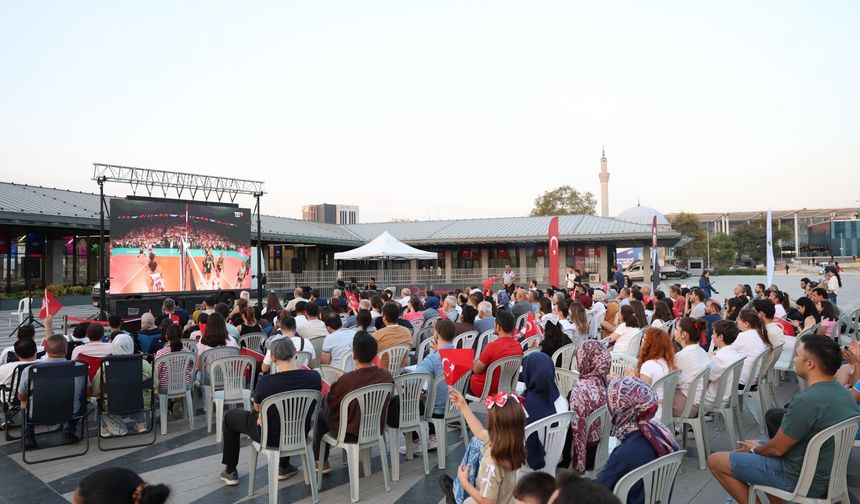 Osmangazi Meydanı’nda Filenin Sultanları coşkusu! Bursalılar şampiyonluğu böyle kutladı