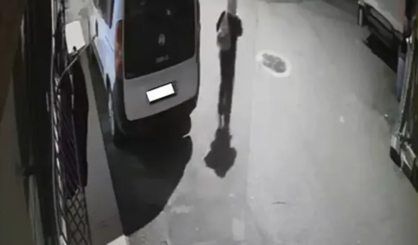 Bursa’da penceredeki kıyafetleri tek tek inceledi, beğendiğini alıp gitti