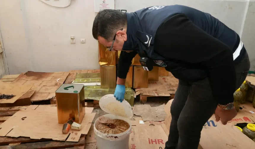Bursa’da skandal görüntü! Depodan 6,5 ton küflü gıda çıktı