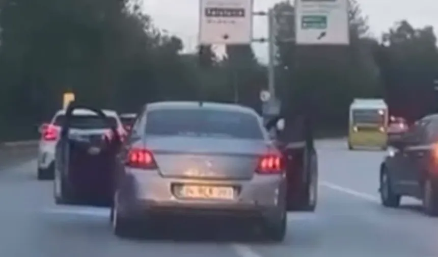 Bursa’da trafikte tehlikeli hareket! Seyir halindeyken iki kapıyı birden açtılar