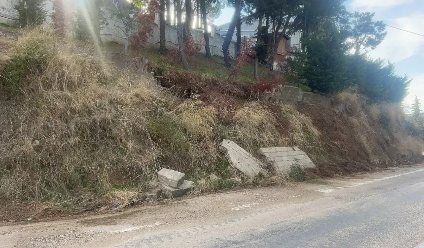 Bursa’da yağışın ardından duvar yıkıldı! Beton parçaları yola savruldu