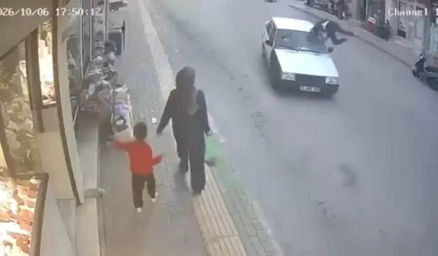 Bursa’da ara sokaktan çıkan otomobil yayaya çarptı! O anlar kamerada