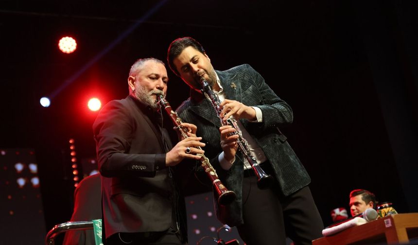 Bursa’da fetih coşkusu konserle taçlandı! Hüsnü Şenlendirici ve Serkan Çağrı sahnedeydi