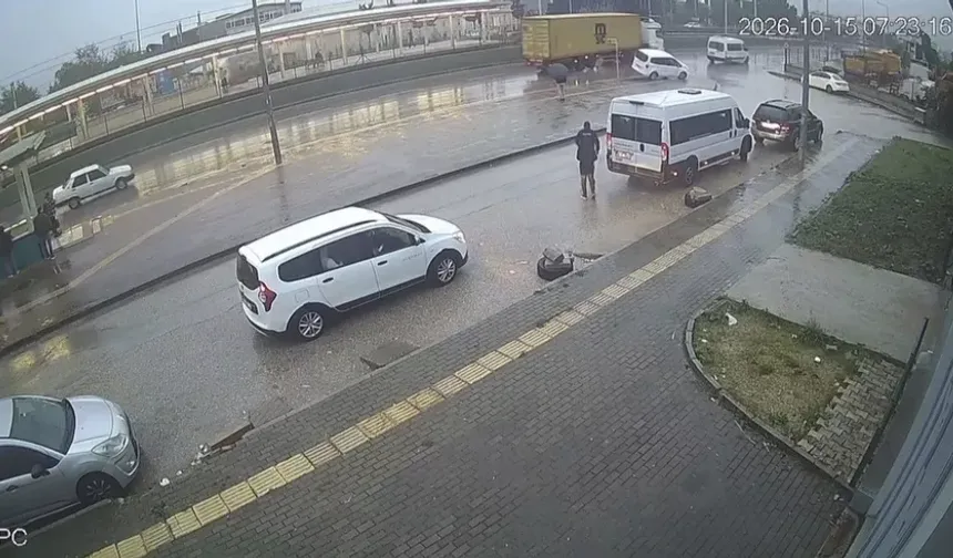 Bursa’da korkutan kaza kamerada! Tırın dorsesi kontrolden çıktı