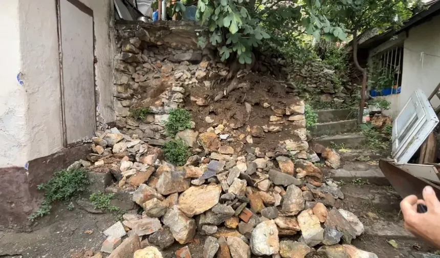 Bursa Yıldırım’da toprak kayması! Taşlar yolu kapattı