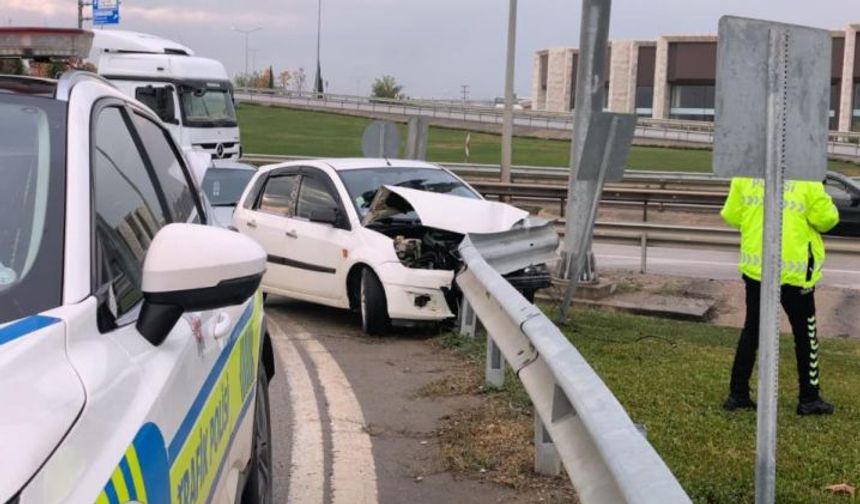 İnegöl’de kontrolden çıkan otomobil bariyerlere çarptı
