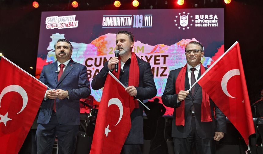 Bursa’da yağmura rağmen Cumhuriyet coşkusu yaşandı